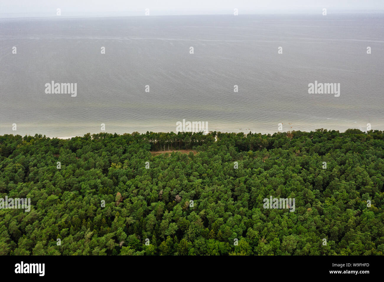 Antenne top-down-Sicht auf einem entfernten Standort an der Ostsee Küste. Stockfoto