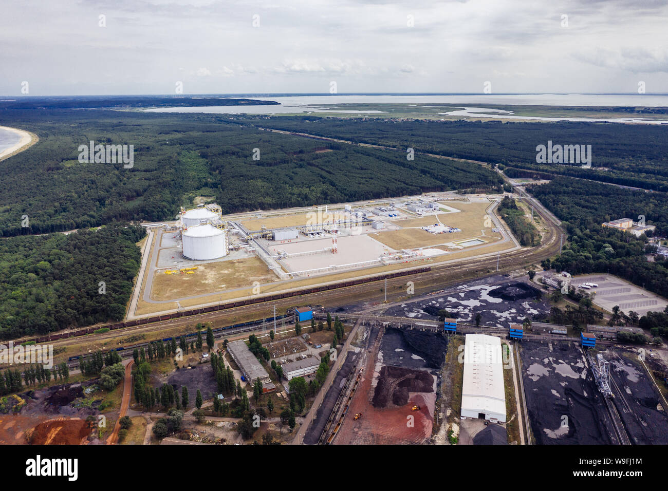 Aeial drone Fotografie eines Logistik / Cargo Werft. Swinoujscie, Polen. Stockfoto
