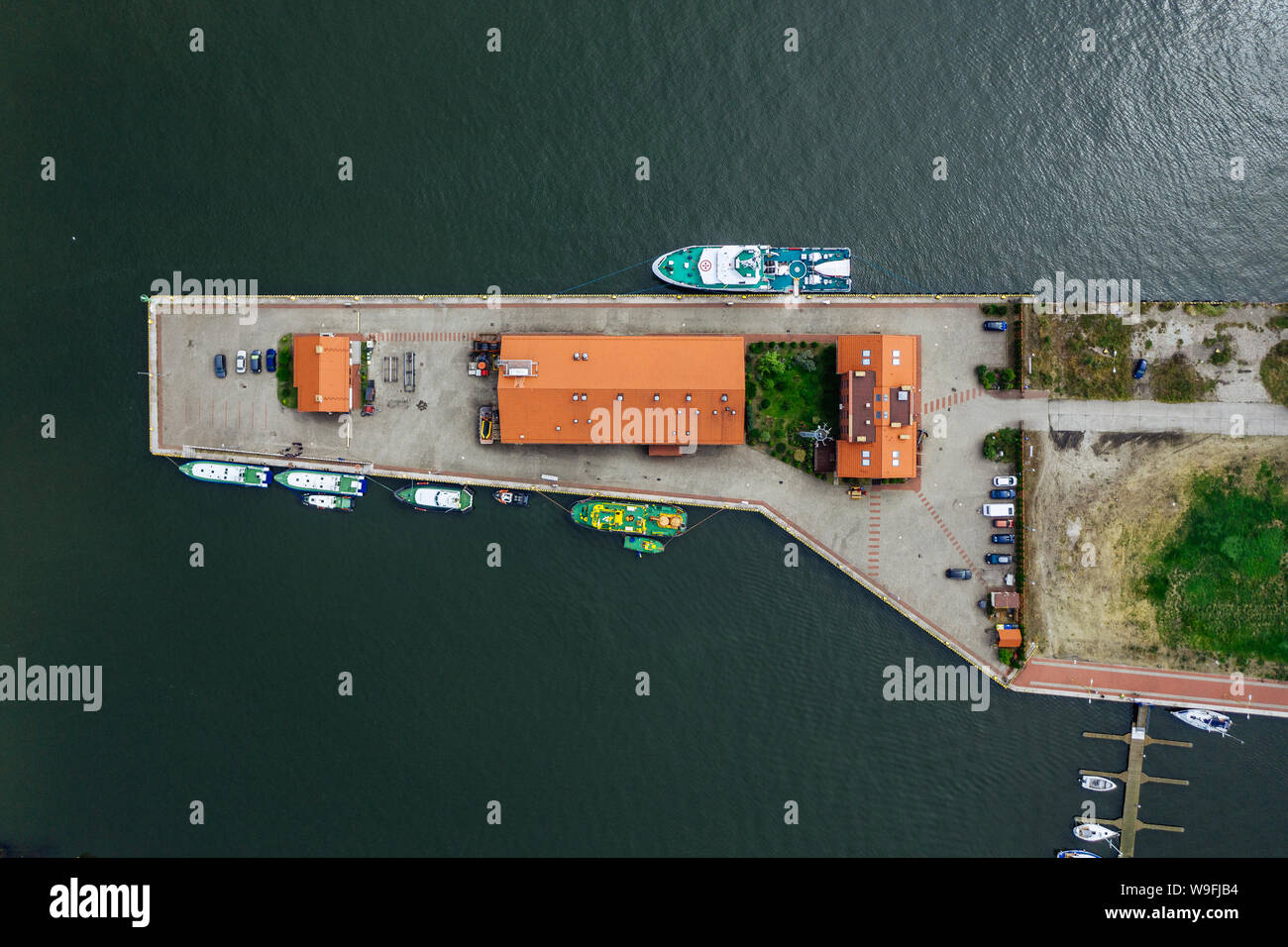 Antenne drone Fotografie von einer Bucht, stationäre Jachten und andere. Stockfoto