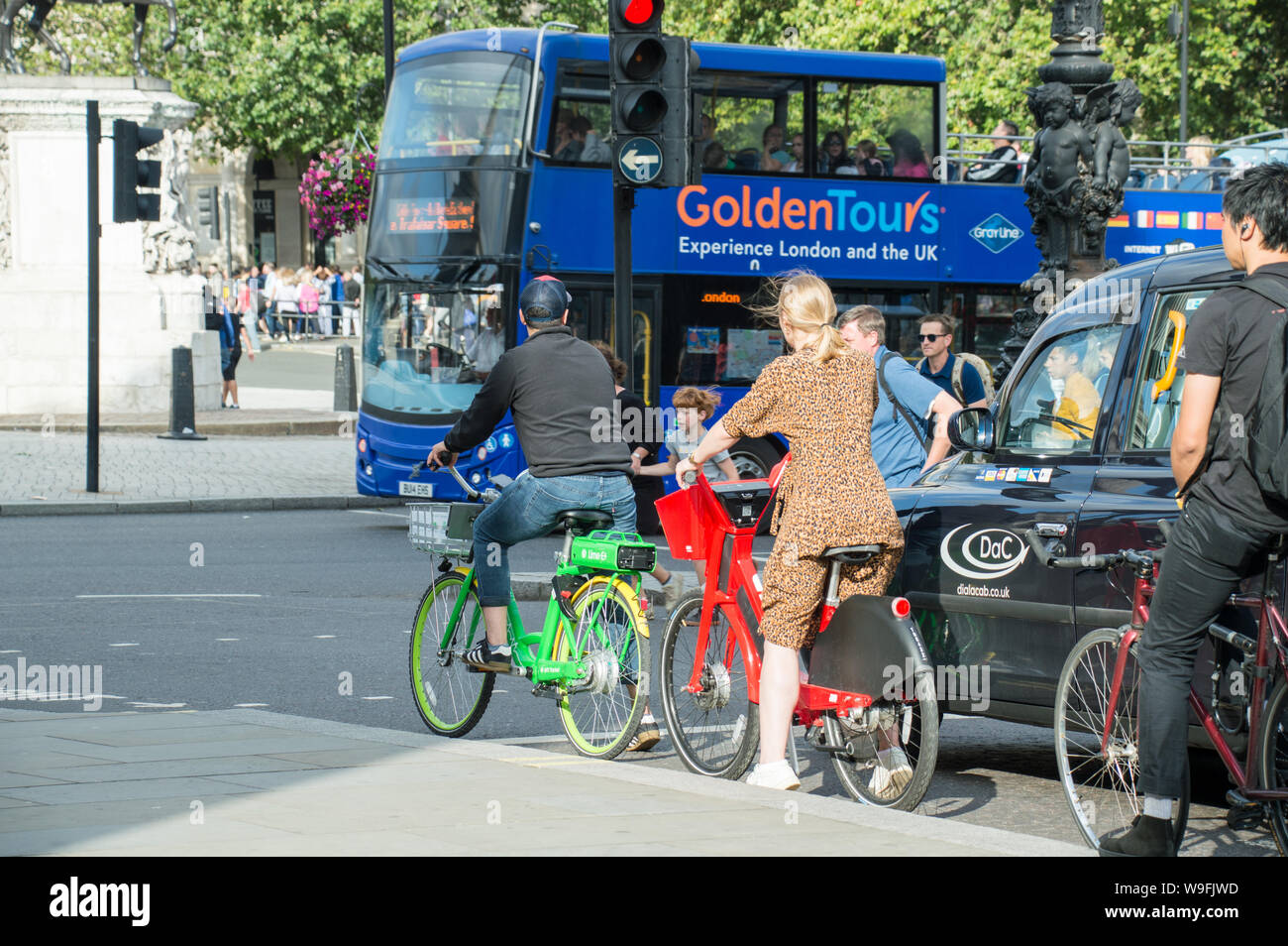 E Fahrradfahren durch ein Paar Stockfoto