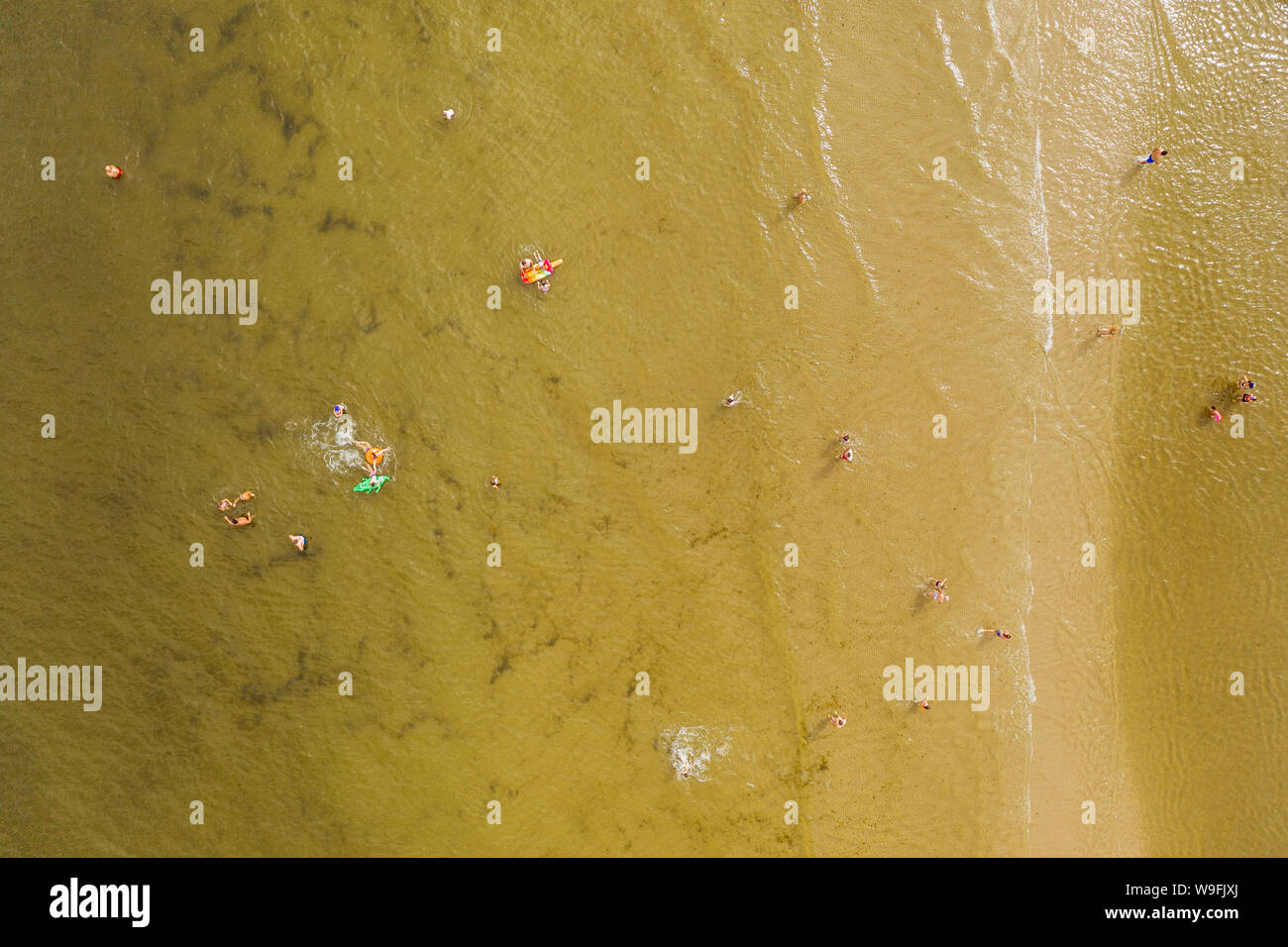 Antenne drone Fotografie von der Masse der Menschen am Strand. Sandstrand an der Ostsee Küste, Norden Polens. Stockfoto