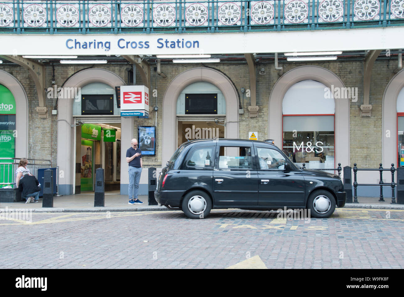 Taxi vor der Station Charring Cross Stockfoto