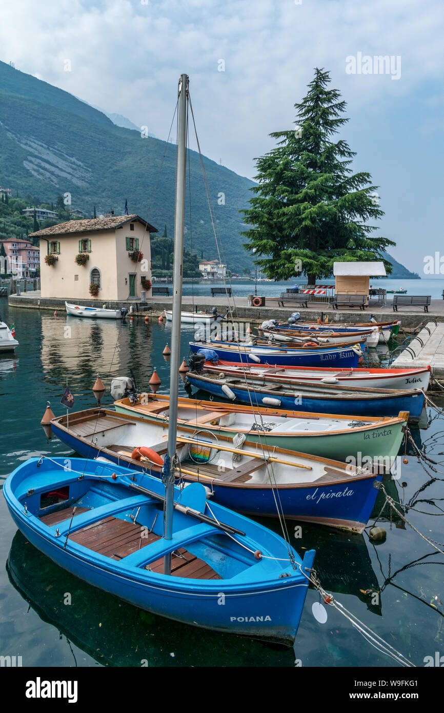Torbole, Italien - Juli 25, 2019: Der kleine Hafen von Torbole am Gardasee. Stockfoto
