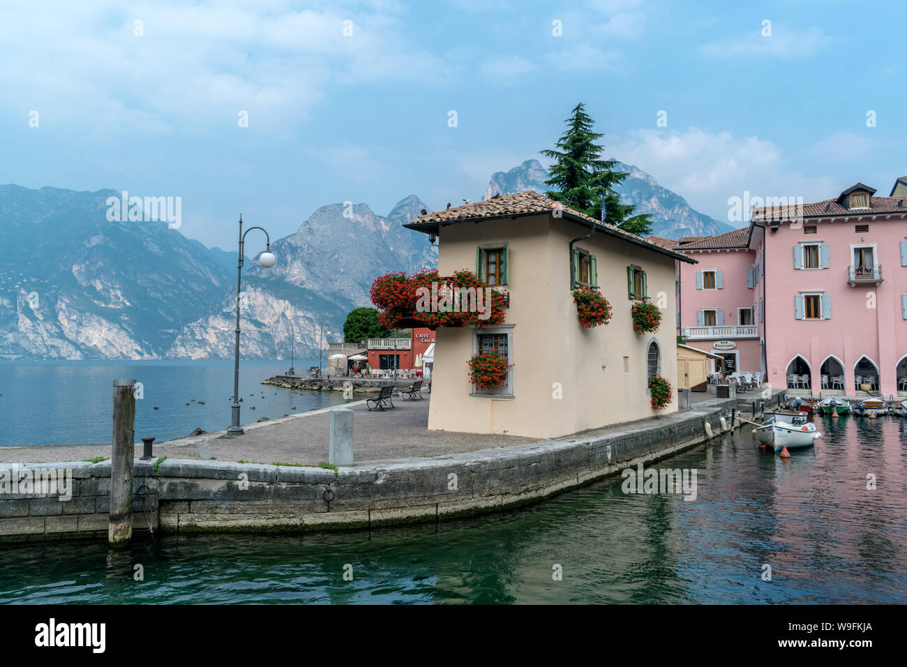 Torbole, Italien - Juli 25, 2019: Der kleine Hafen von Torbole am Gardasee. Stockfoto