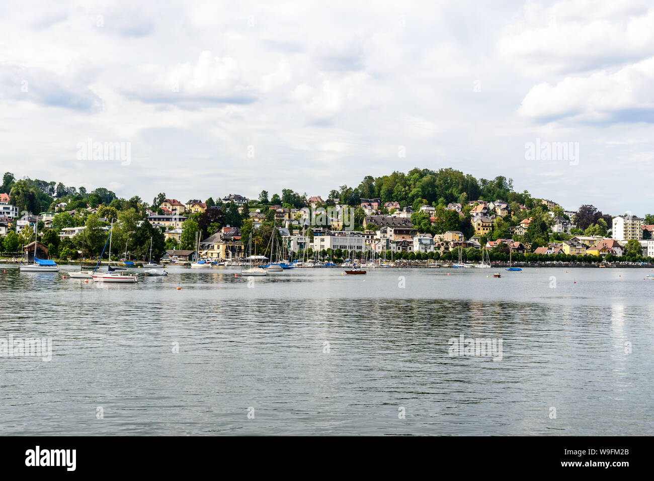 Blick vom Schloss Ort ion Stadt Gmunden, Traunsee (Traunsee) mit Boote, Segelboote im Salzkammergut in der Nähe Salzburg, Traunkirchen Österreich. Stockfoto