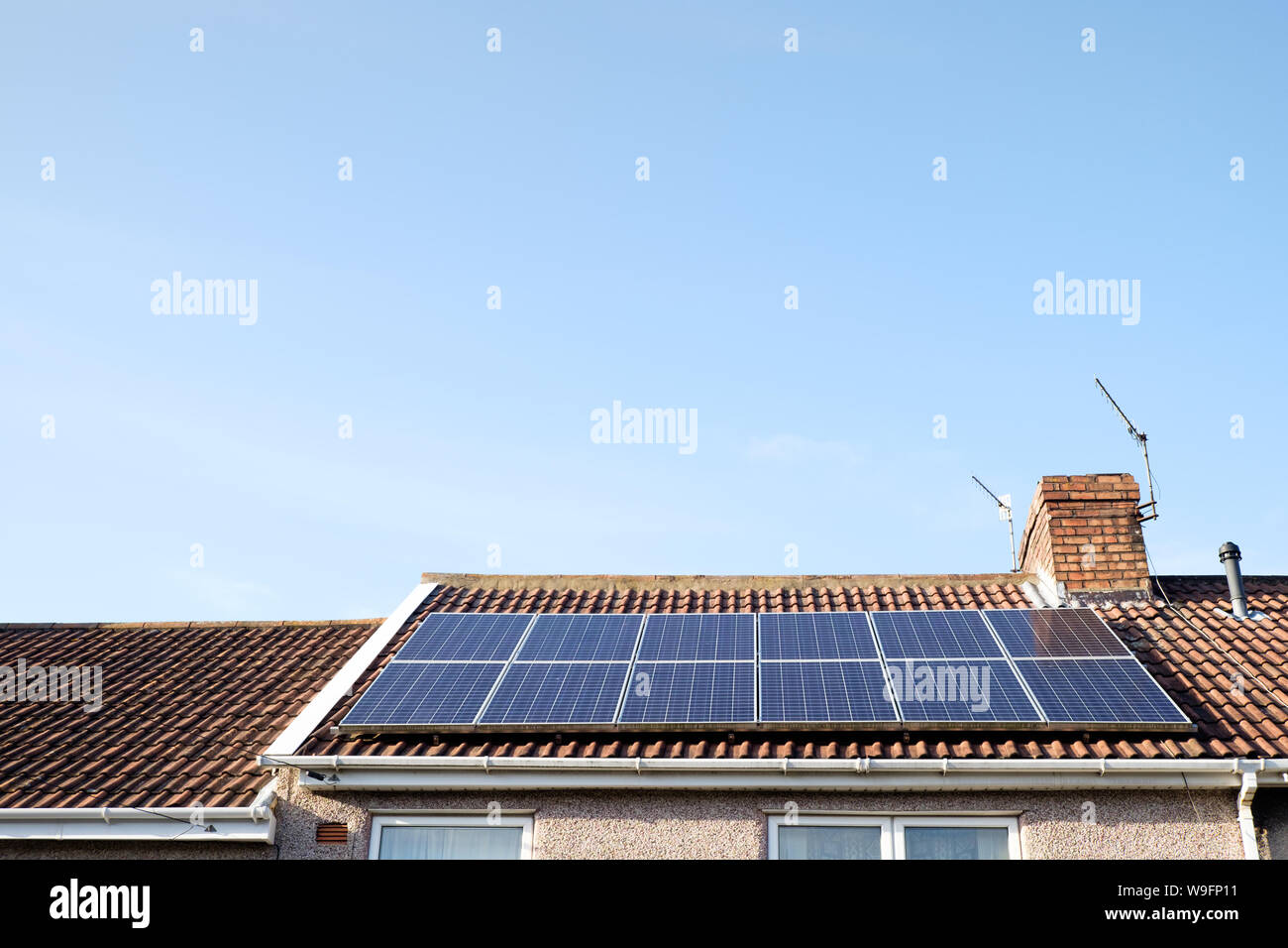 Solarpaneele für Haushalte, die an einem sonnigen Tag erneuerbare Energie erzeugen, in Bristol, England, Großbritannien. Stockfoto