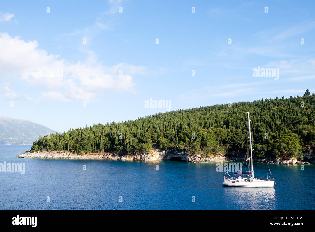 Ein Segelboot tropfen Anker in der natürlichen Hafen in der Nähe der Foki Strand in Kefalonia, Griechenland. Yachting ist ein beliebter rund um die Insel mit ihren vielen Buchten und se Stockfoto