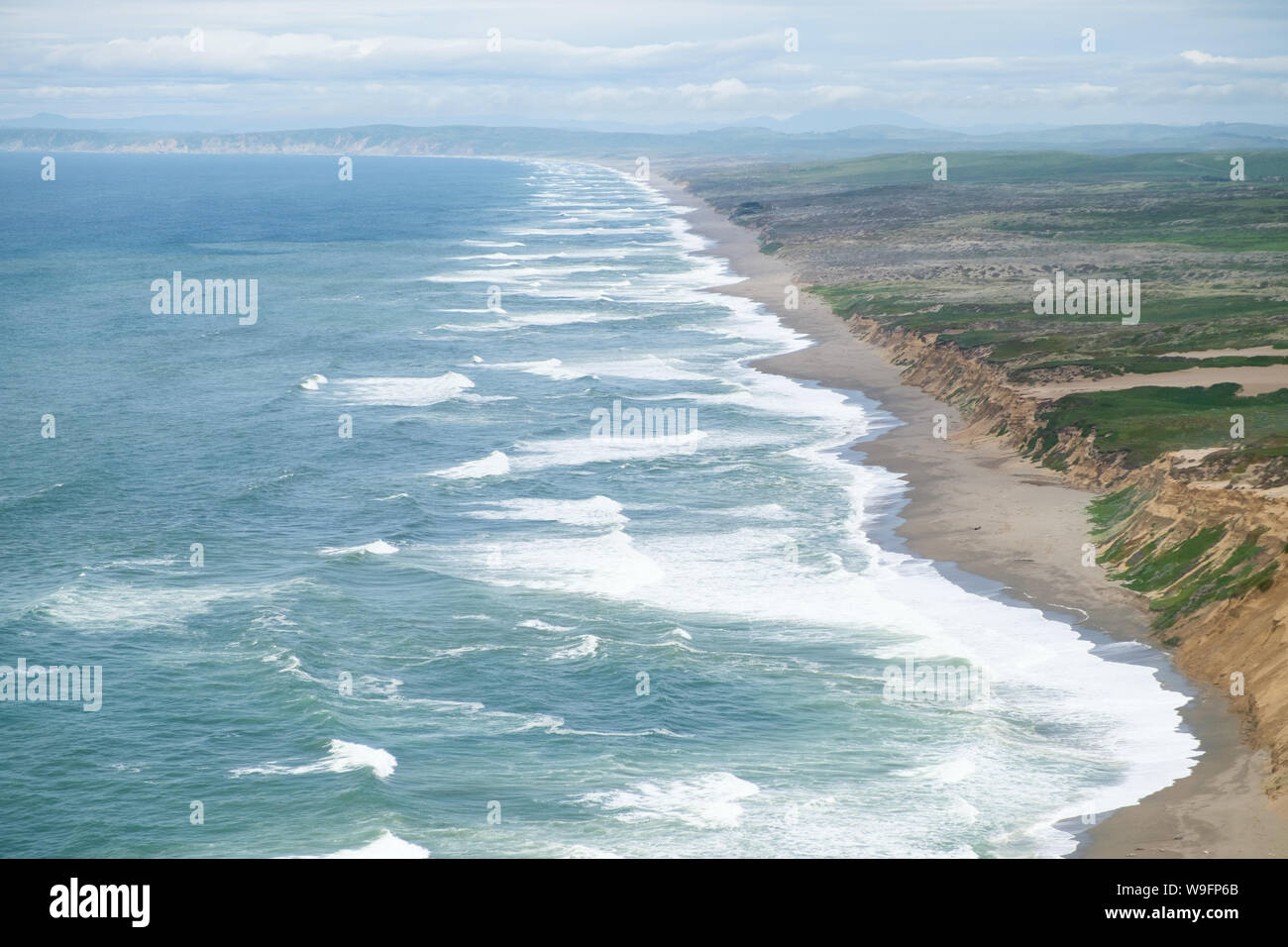 Blick nach Norden am Pazifischen Ozean treffen der kalifornischen Küste bei Point Reyes, Kalifornien, USA. Stockfoto