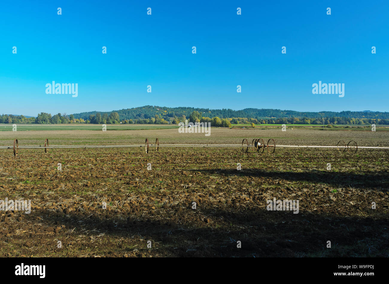 Bewässerung rig in frisch geernteten und gepflügten Feldern in der Nähe von Falls City, Oregon Stockfoto