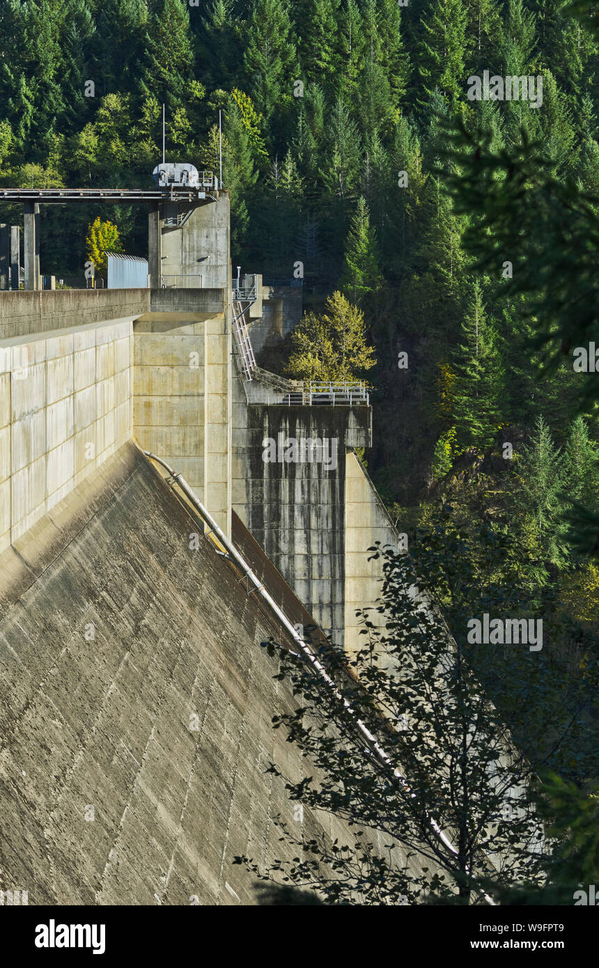 Grüne Peter Damm, eine Corp der Ingenieure Projekt, impounds Grüne Peter See auf der mittleren Santiam River, in der Nähe von Sweet Home, Oregon, in den Kaskaden. Stockfoto