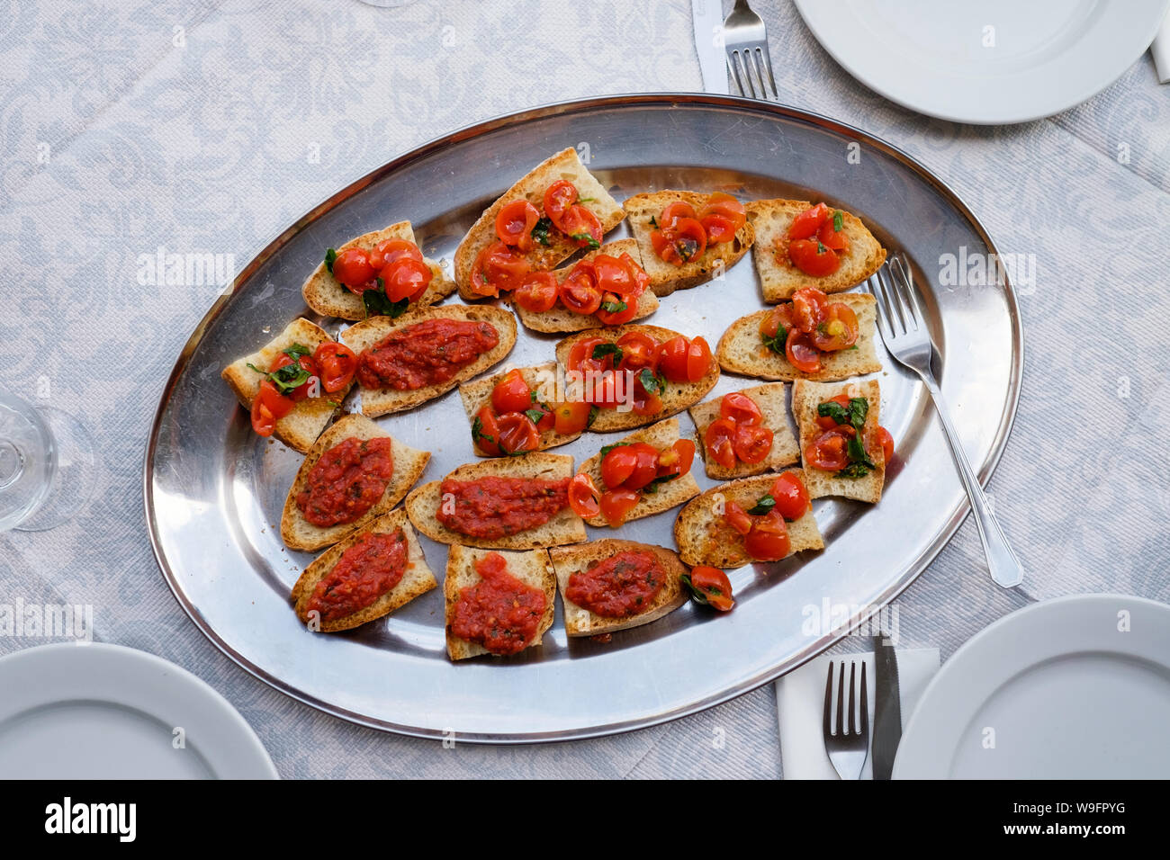 Eine Platte mit Bruschetta mit Tomaten zu wunderbaren Ristorante Pizzeria und Bruschetteria in Quarata, Arezzo, Italien serviert. Stockfoto