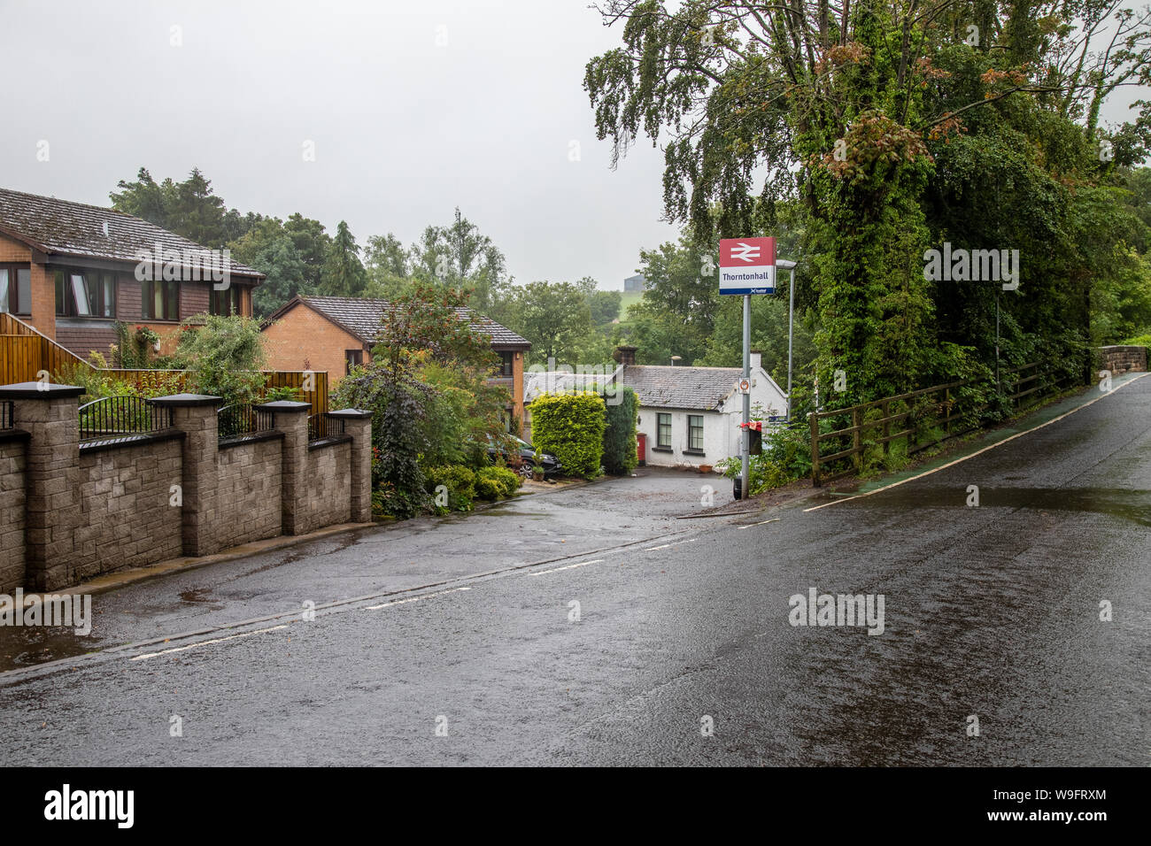 Der Haupteingang zum Bahnhof Thorntonhall in Glasgow. Diese Station ist auf der Linie zwischen Glasgow und East Kilbride entfernt Stockfoto