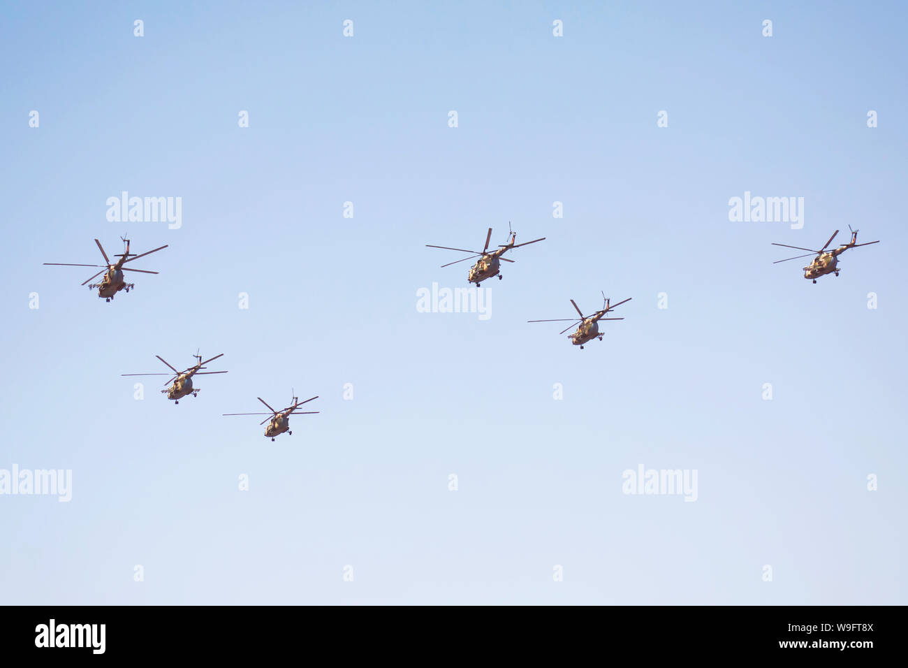 Russische Militär Hubschrauber MI-8 in den bewölkten Himmel. Hubschraubers Mi-8 Teilnehmer Airshow. Passagier Hubschrauber MI-8 Landung. Wettbewerb der Stockfoto