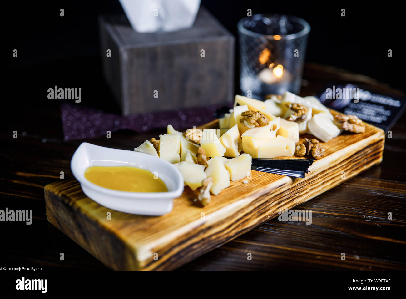 Käseplatte mit verschiedenen Käsesorten, Nüsse. styled Käse Auswahl Auswahl auf Holz. Stockfoto