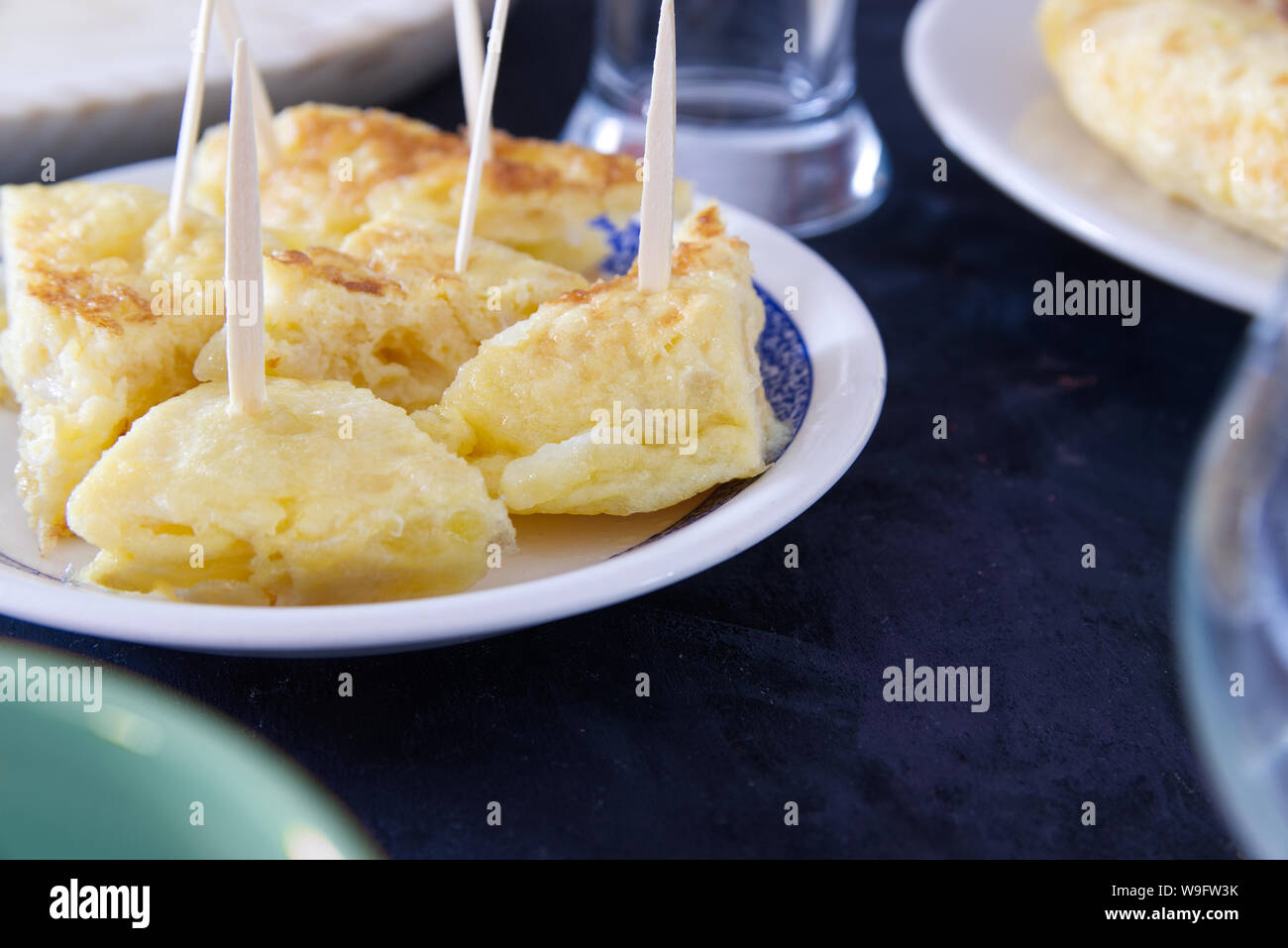 Tortilla de patatas typisch spanisches Omelette mit Kartoffeln als Tapas mit Zahnstocher serviert. Küche Reisen mit leere Raum für Editor's Text. Stockfoto