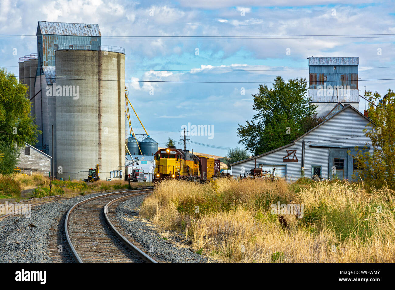 Washington, Palouse Region Rosalia, Getreidesilos, diesel Zug Lokomotive Stockfoto