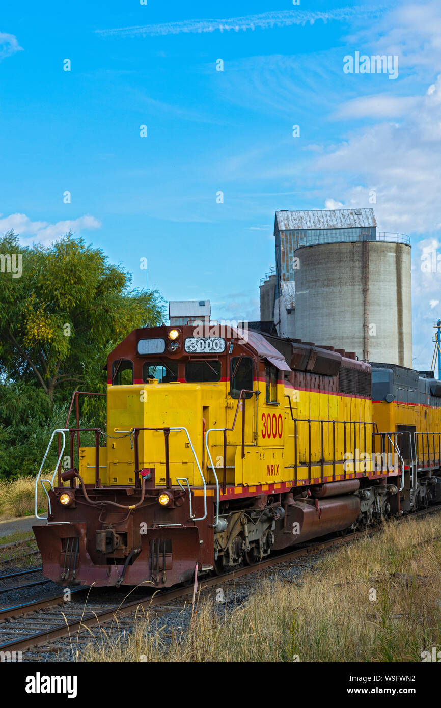 Washington, Palouse Region Rosalia, diesel Zug Lokomotive, Getreidesilos Stockfoto