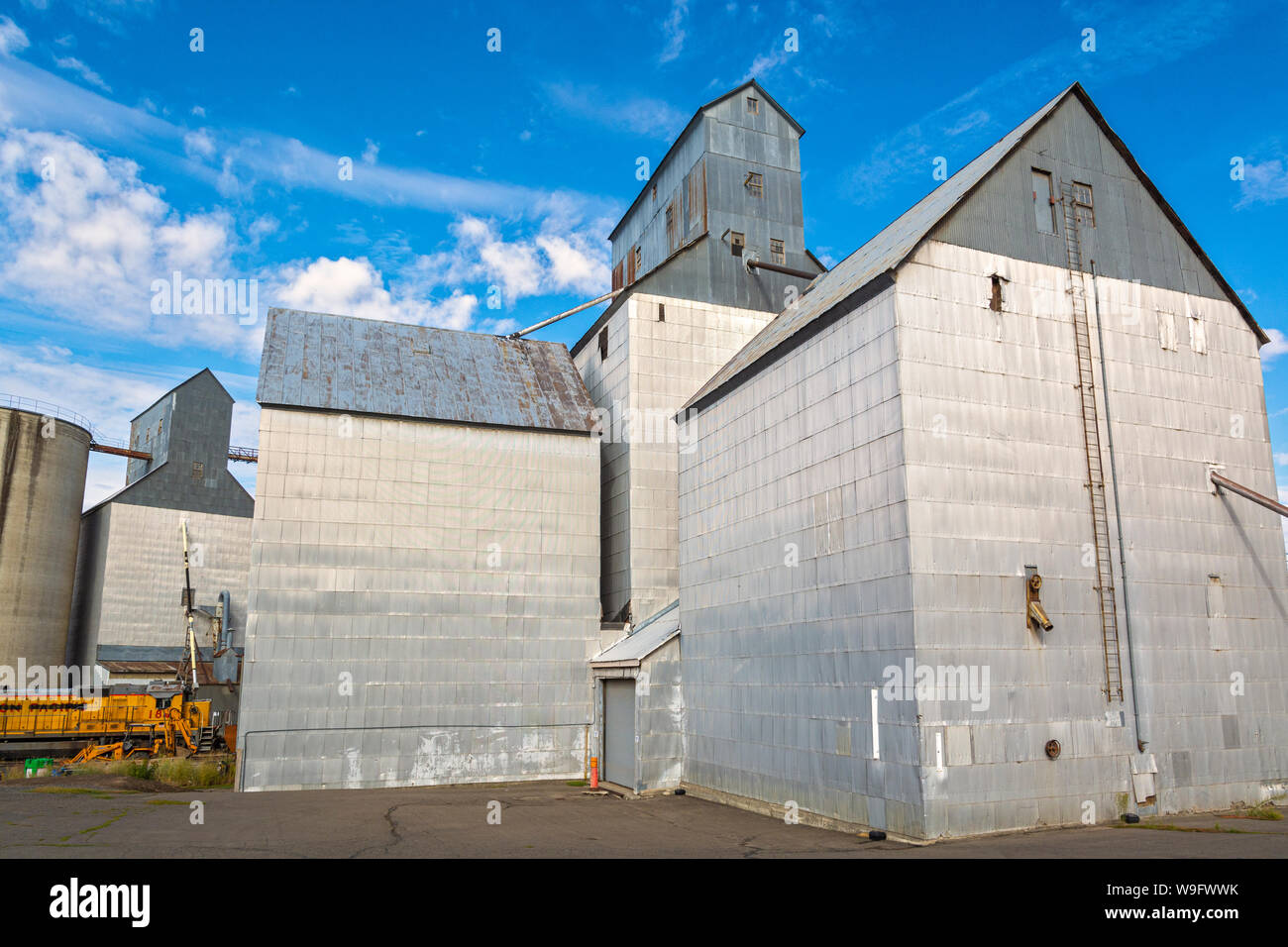 Washington, Palouse Region Rosalia, stahl Korn-lagerung-Gebäude, Zug Lokomotive bei niedrigen Links Stockfoto