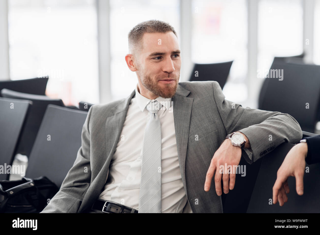 Gerne Unternehmer diskutieren mit Kollegen neue Business Plan. Stockfoto