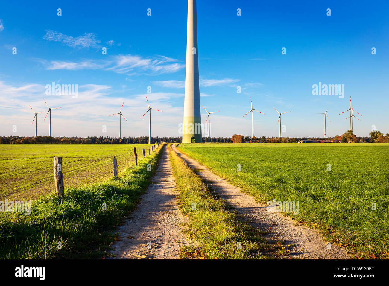 In der Nähe von Windmils Uplengen in der neudorfer Moor Stockfoto