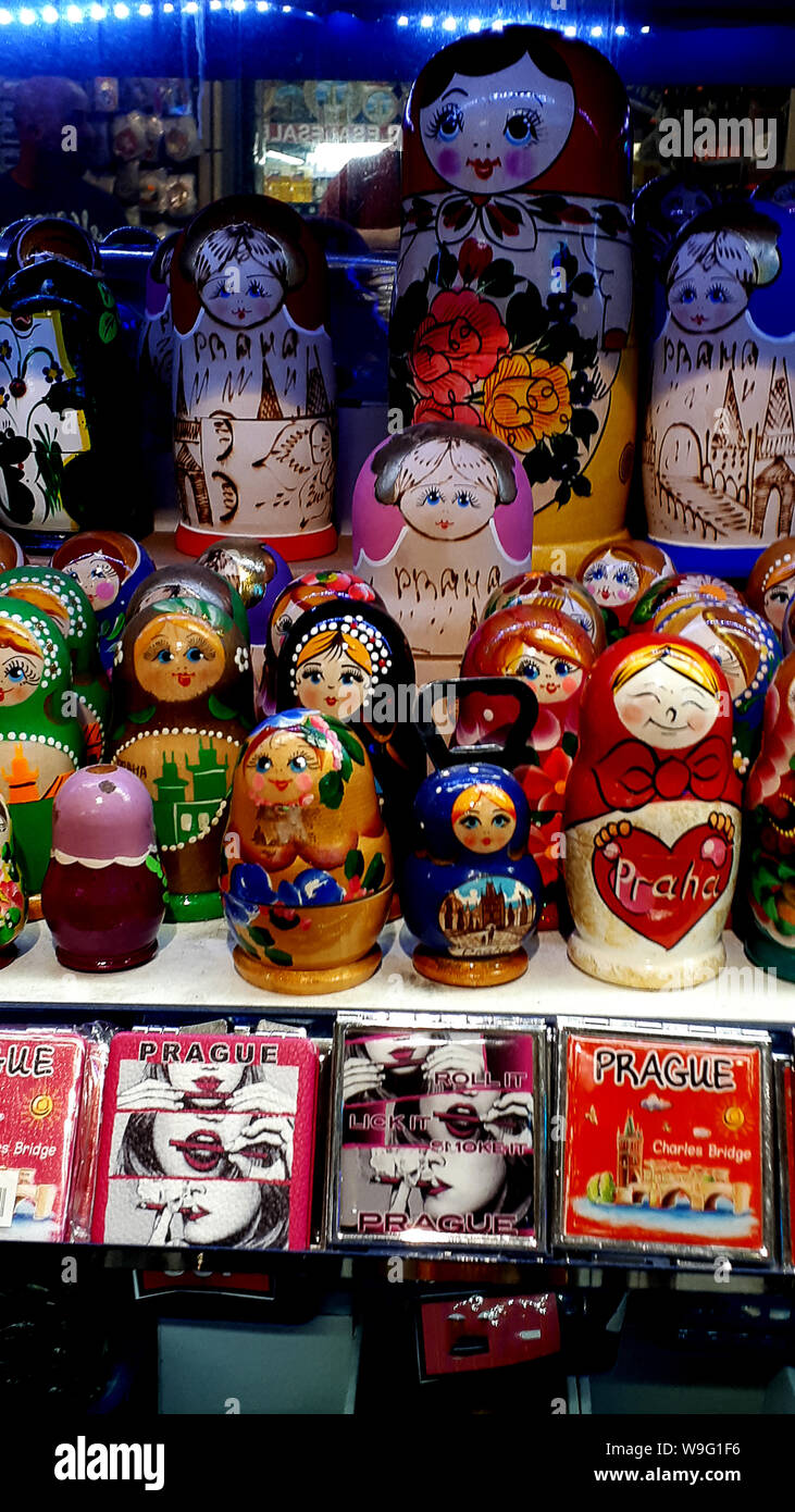 Nesting Dolls sind die bekanntesten und beliebtesten aller Russischen und Osteuropäischen Souvenirs. Manchmal Babuschka Puppen genannt Stockfoto