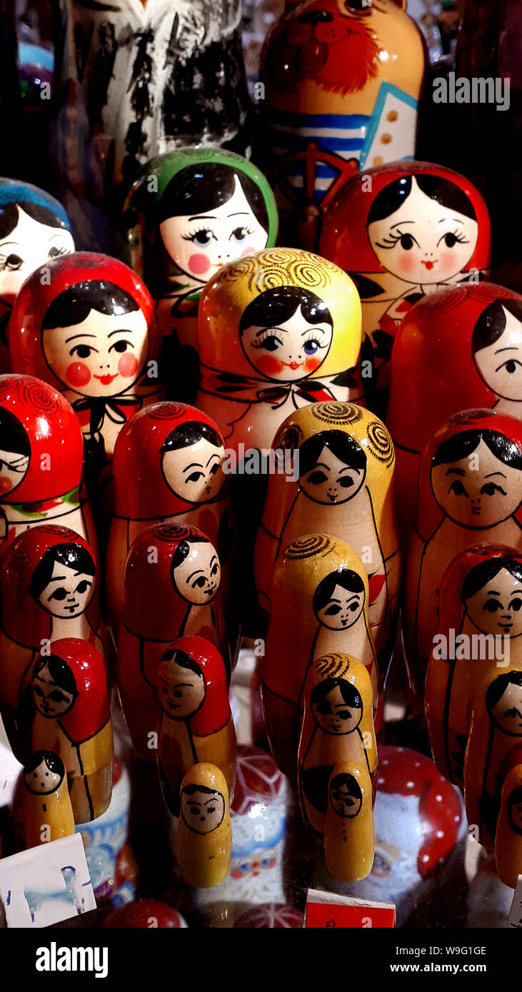 Nesting Dolls sind die bekanntesten und beliebtesten aller Russischen und Osteuropäischen Souvenirs. Manchmal Babuschka Puppen genannt Stockfoto