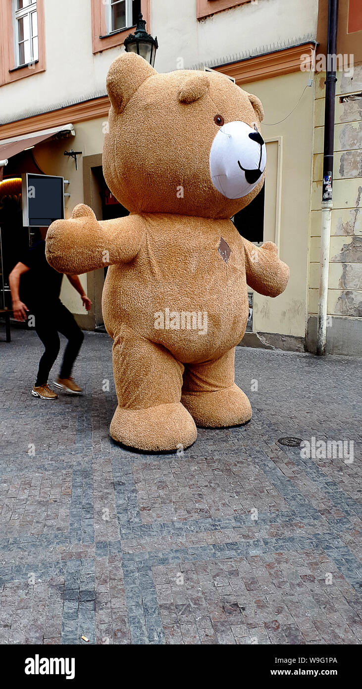 Gigantische Teddybär nur wollen, sein Foto genommen, für Geld zu haben. Diese Bettler kann in jeder Platz in der Stadt gefunden werden. Stockfoto