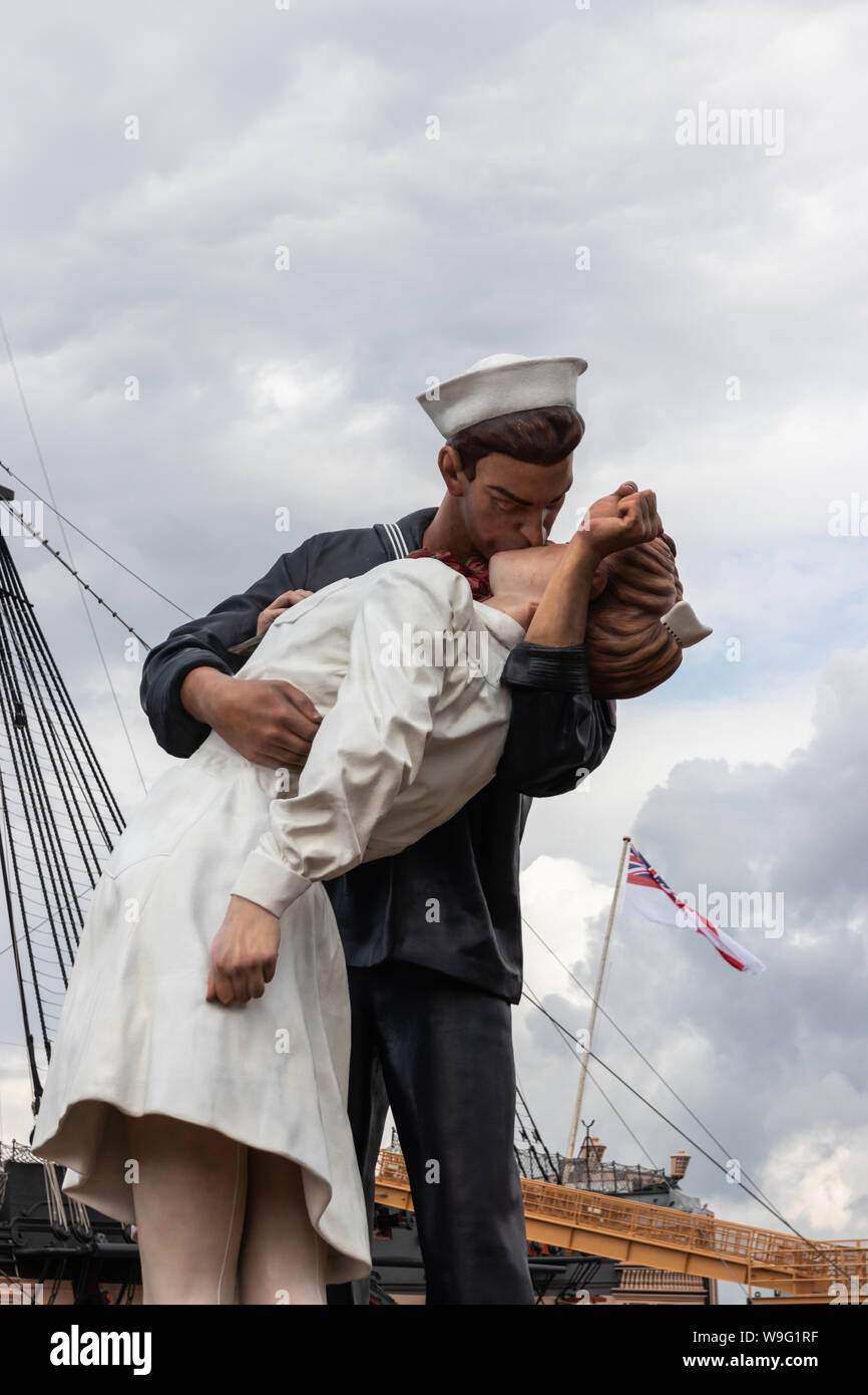 Eine Statue eines Seemann küssen ein Mädchen in Portsmouth Dockyard entfernt, das berühmte Foto in der Zeit sq genommen Stockfoto