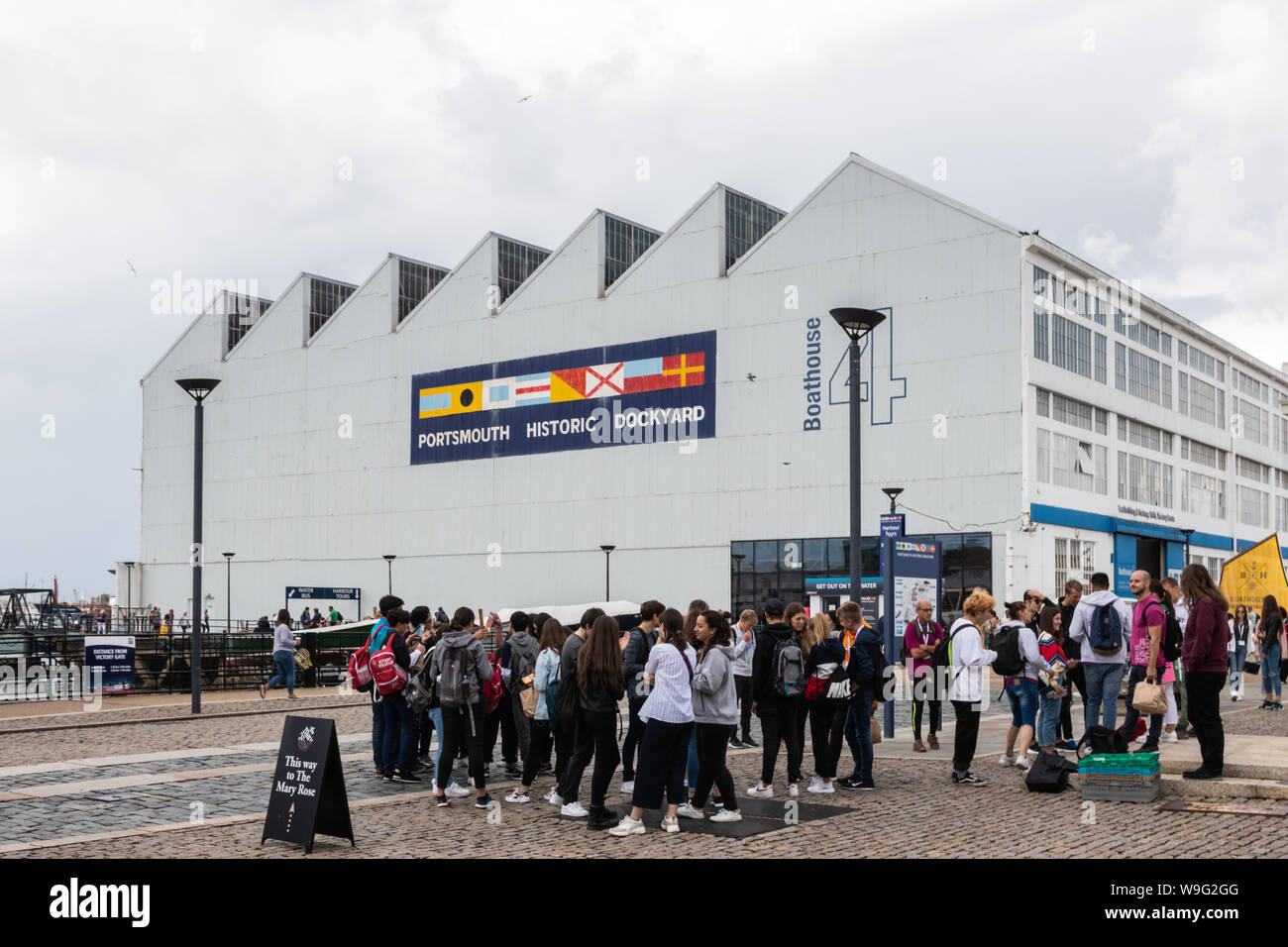 Touristen sammeln in Portsmouth die historische Werft Stockfoto