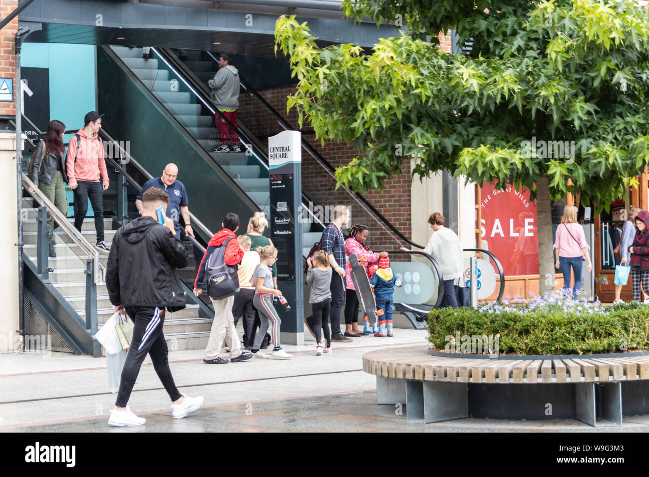 Menschen zu Fuß bis Fahrtreppen am UK shopping center Stockfoto
