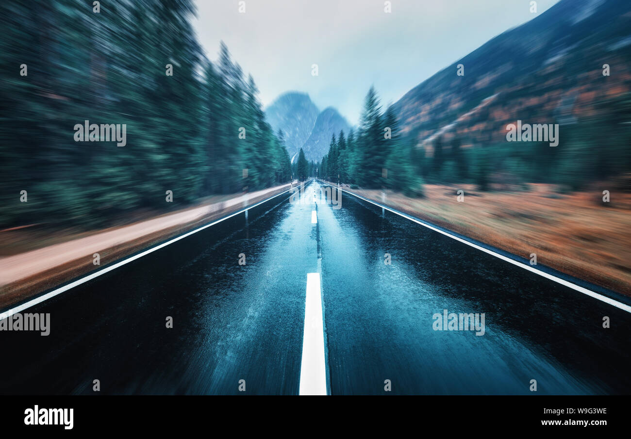 Straße im Herbst Wald in Regen mit Motion blur Effekt Stockfoto