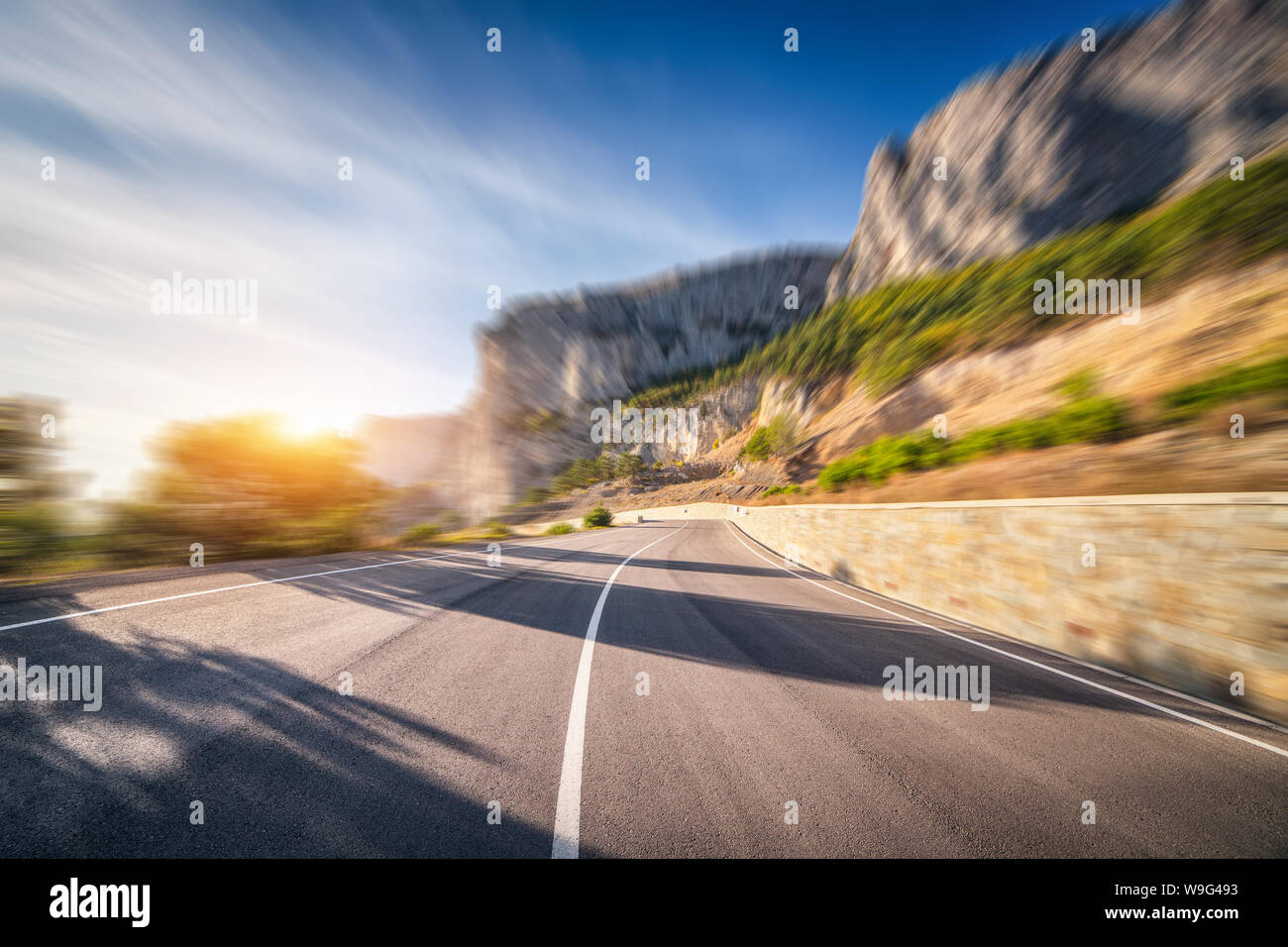 Mountain Road bei Sonnenuntergang mit Motion blur Effekt Stockfoto