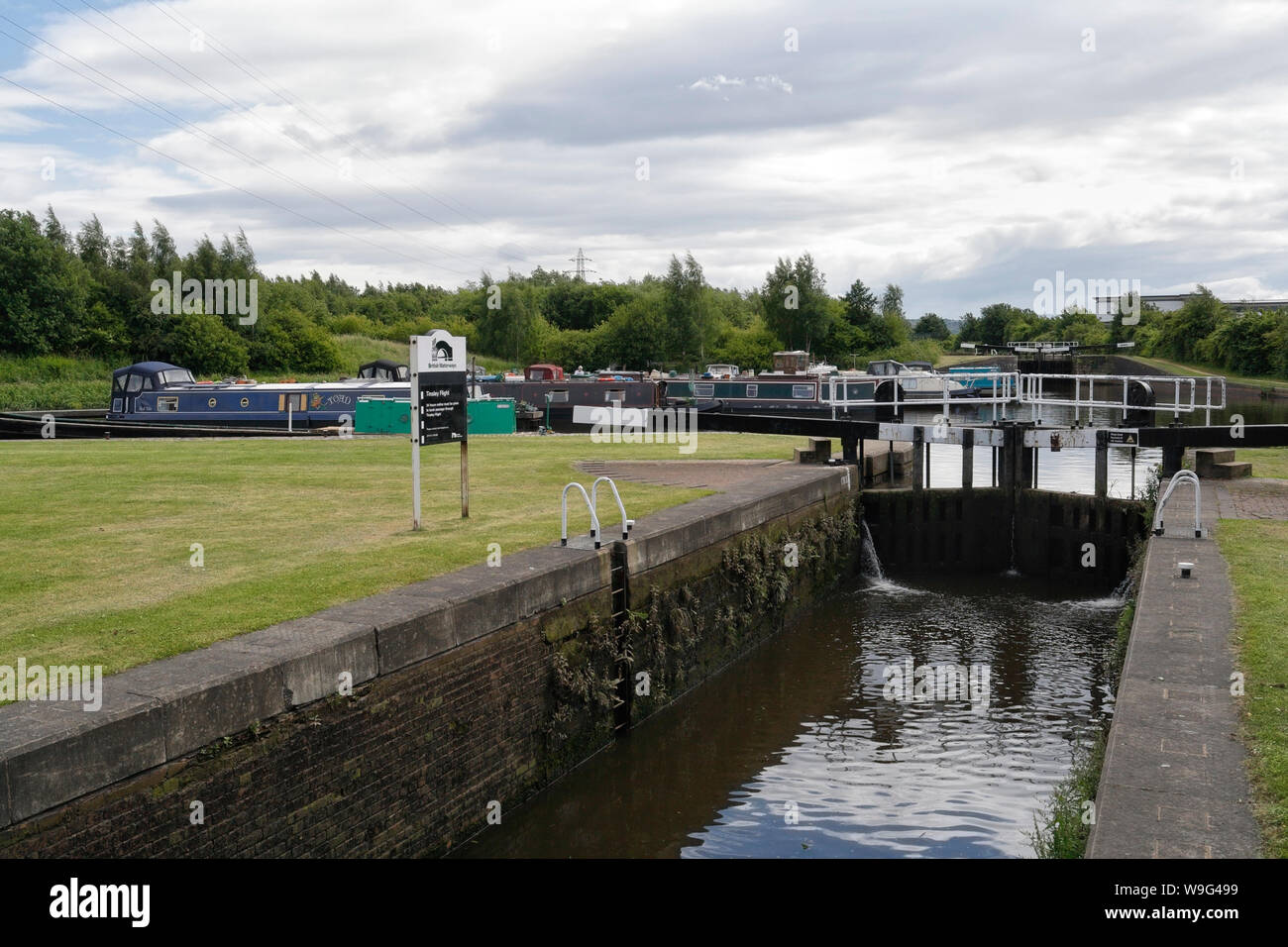 Kanalboote, die am Tinsley Lock auf dem Sheffield Canal Waterway England, britische Wasserstraßen, Kanalschleuse festgemacht sind Stockfoto