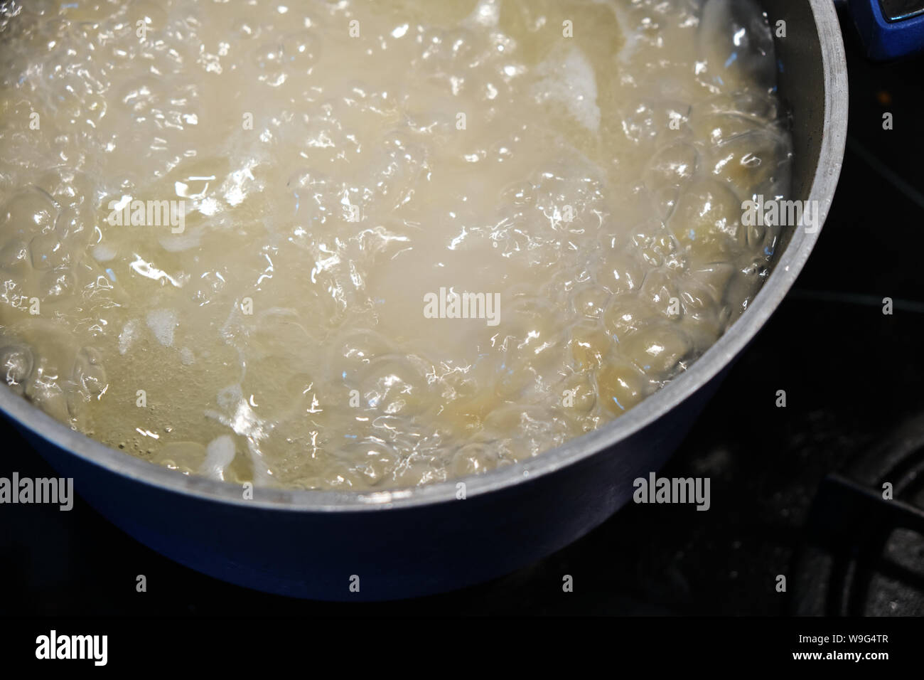 Kochen Pasta in blauen Topf auf Herd Stockfoto