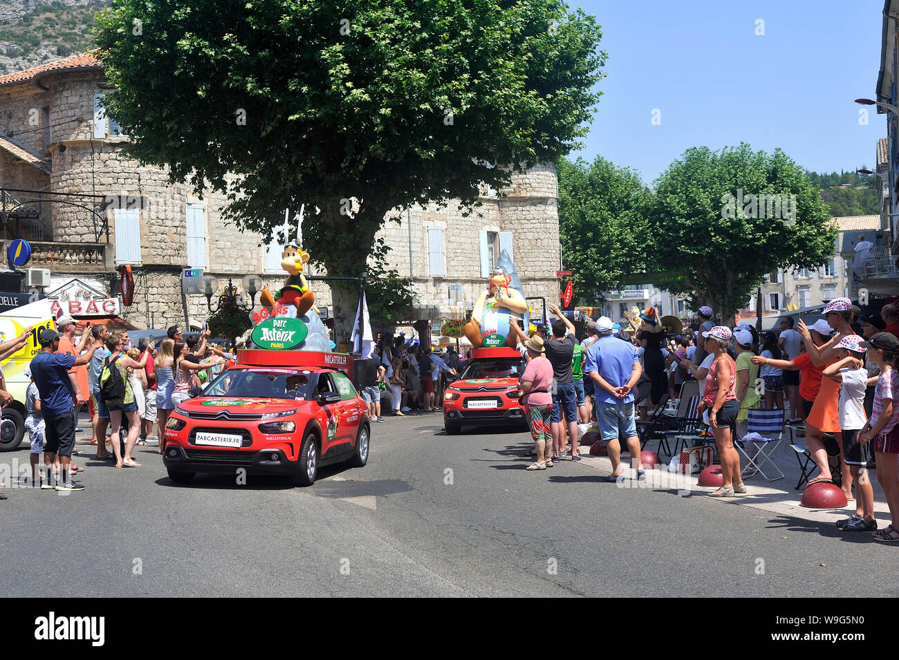 Durchgang einer Werbung Auto Parc Asterix in die Karawane der Tour de France in Anduze Stockfoto