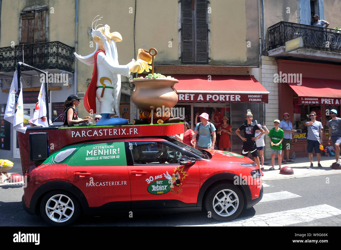 Durchgang einer Werbung Auto Parc Asterix in die Karawane der Tour de France in Anduze Stockfoto
