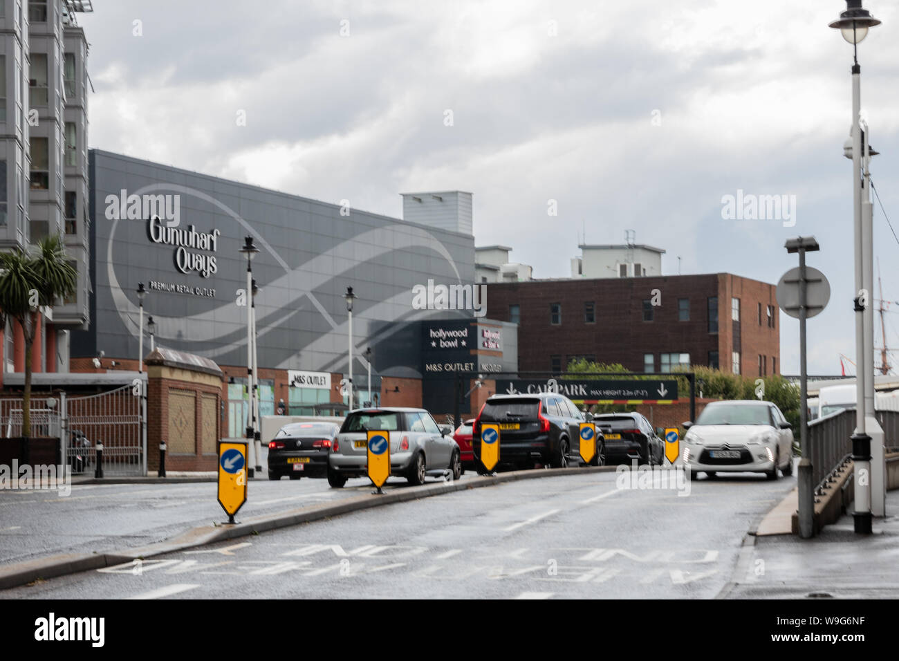 Der Eingang zum Parkplatz in Portsmouth Gunwharf Quays Stockfoto