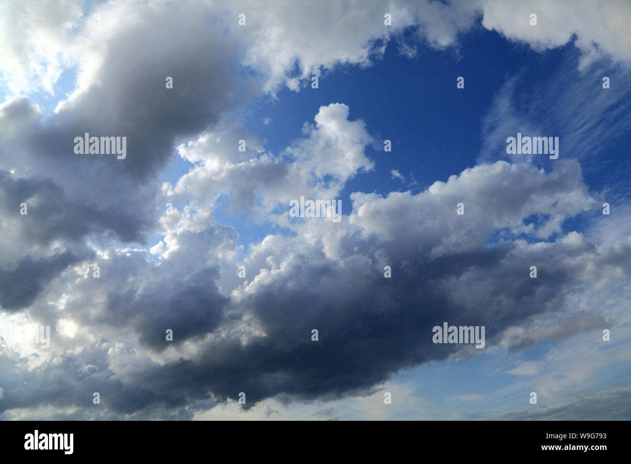 Weiß, Grau, dunkle Wolke, Wolken, blauer Himmel, Himmel, Meteorologie, Wetter Stockfoto