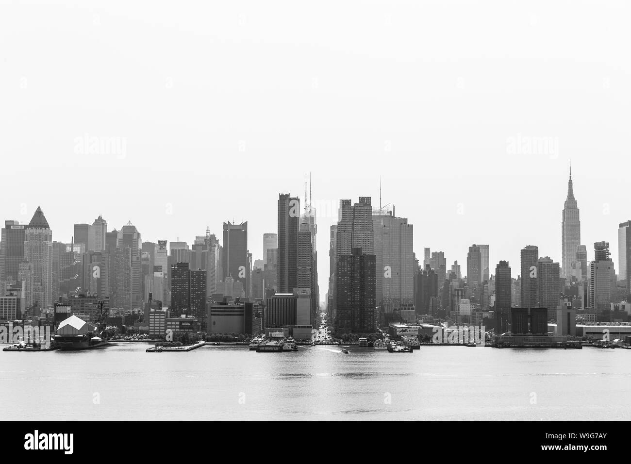 New York City Midtown Manhattan Skyline panorama Blick vom Boulevard East alte Herrlichkeit Park über den Hudson River auf einem nebligen Morgen. Schwarz-weiß-Bild. Stockfoto