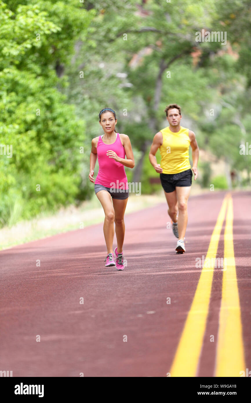 Läuft die Gesundheit und Fitness. Läufer auf laufen Training fitness training draußen auf der Straße. Menschen joggen zusammen außerhalb lebenden gesunden, aktiven Lebensstil im Sommer. Voller Körper Länge von Frau und Mann Stockfoto