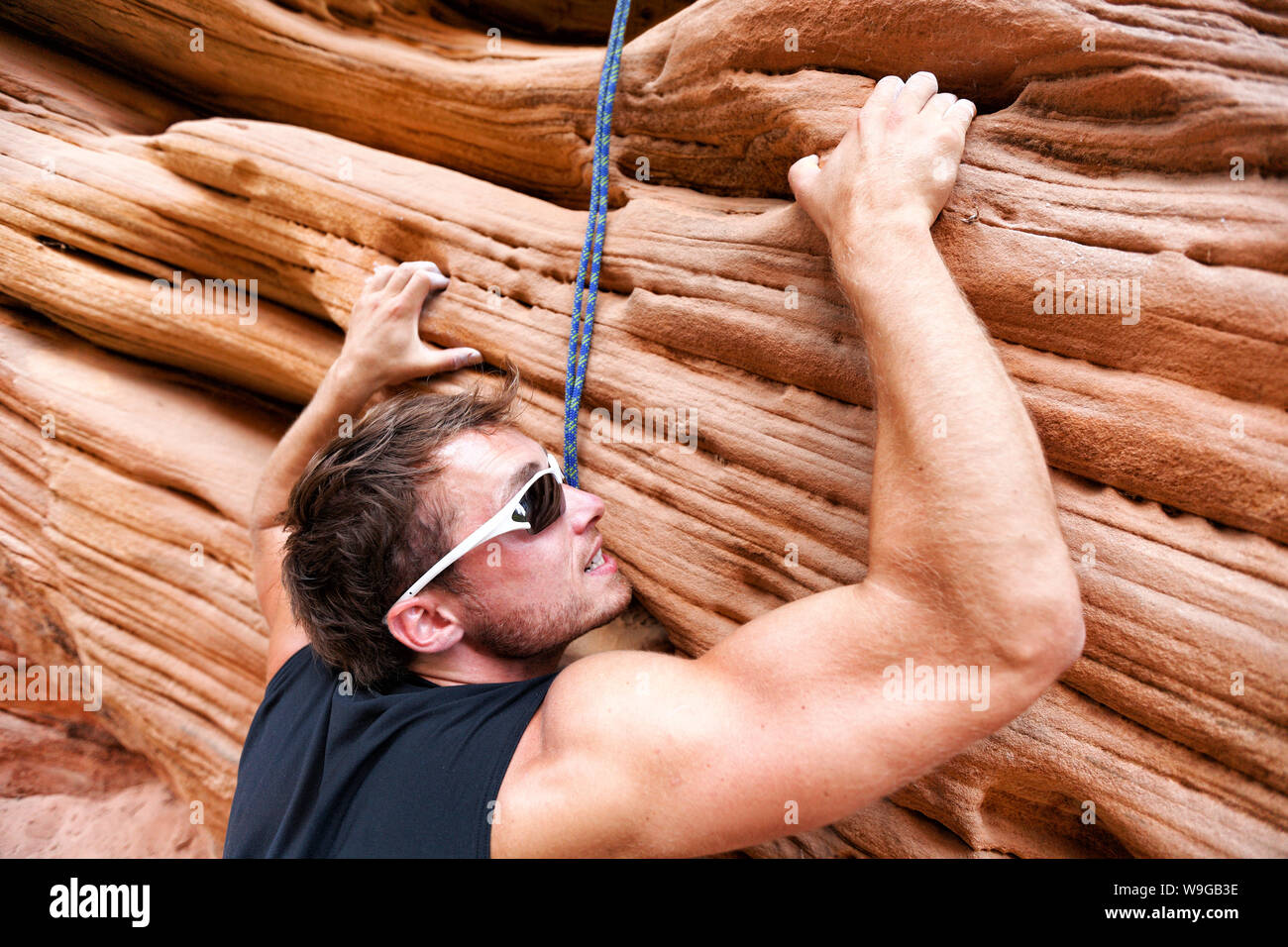 Kletterer mann Klettern in Fels. Männliche Athlet klettern. Stockfoto