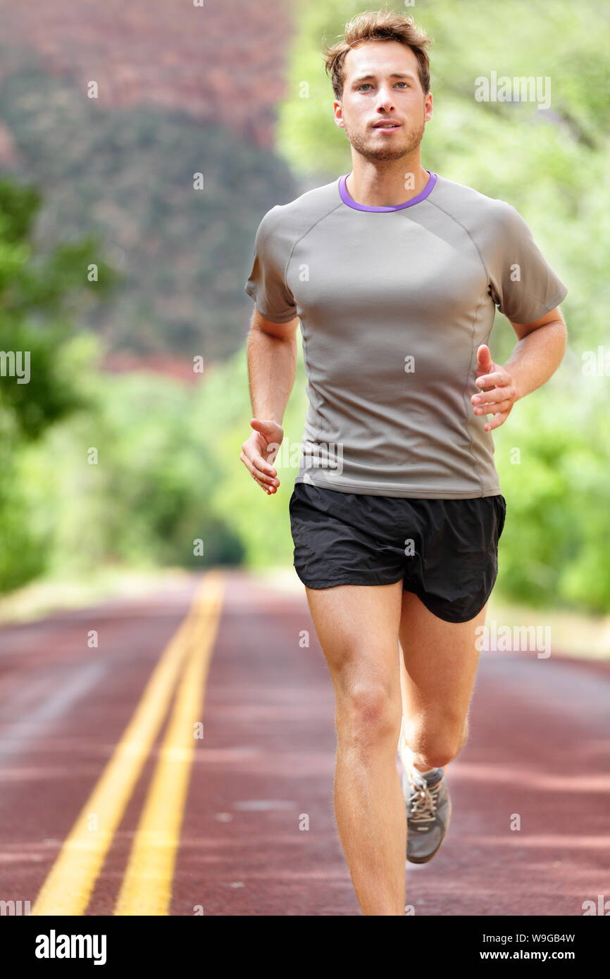 Mann laufen auf der Straße. Sport und Fitness runner Training für Marathon laufen, Training im Freien im Sommer. Männliche Athlet Sport Modell fit und gesund Bestrebungen. Stockfoto