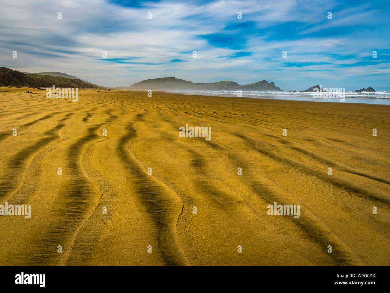 Muster, die in den goldenen Sandstrand von Surat Bay, Neuseeland Stockfoto