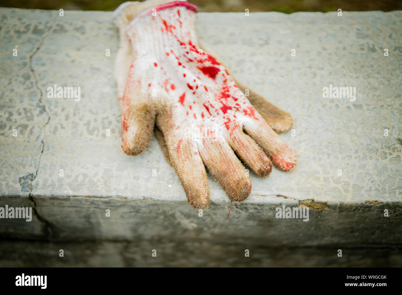 Fleisch Handschuhe mit Blut Flecken auf dem Beton. Stockfoto