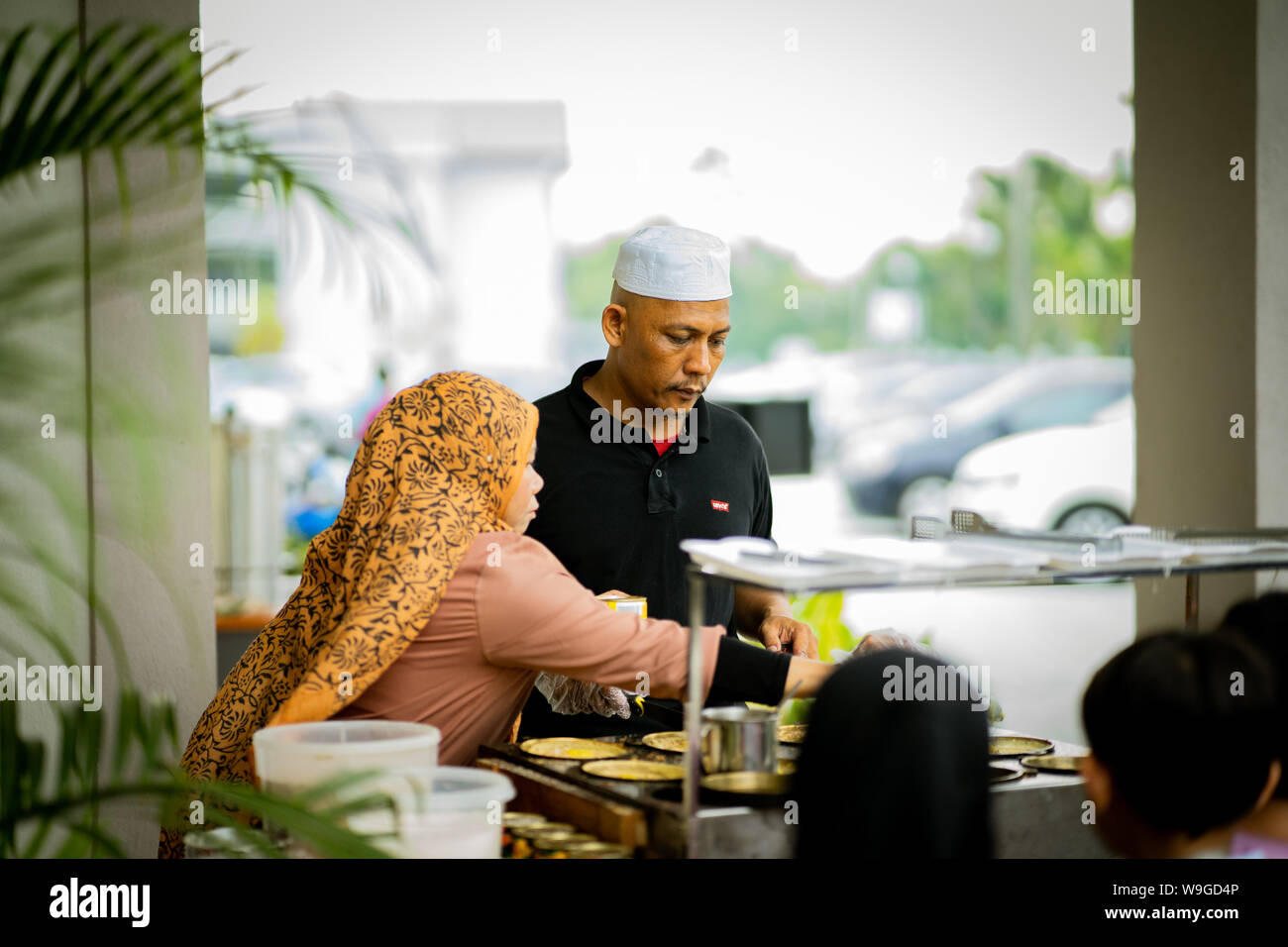 Selangor, Malaysia - 11. August 2019: der Straße essen Verkäufer ist eine lokale Pfannkuchen Delikatesse lokal als "apam Balik" bekannt. Street Food spiegelt. Stockfoto