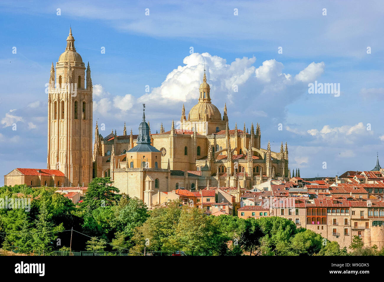 Stadtbild von Segovia, Spanien, Darstellung der gotischen Kathedrale und dem Dach der einige Gebäude mit blauem Himmel und weißen Wolken am blauen Himmel komponieren t Stockfoto
