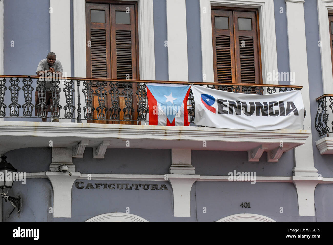 Renuncia Zeichen - ein Mann steht zu einem Renuncia Banner in der Altstadt von San Juan Puerto Rico Stockfoto