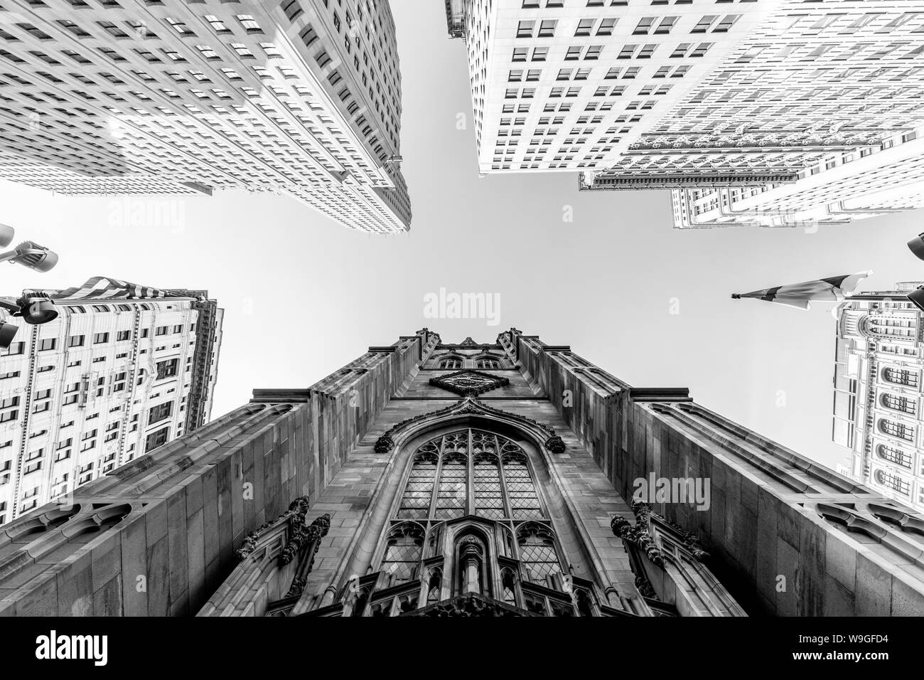 Weitwinkel Blick nach oben von Trinity Church am Broadway und Wall Street mit umliegenden Wolkenkratzern, Lower Manhattan, New York City, USA Stockfoto