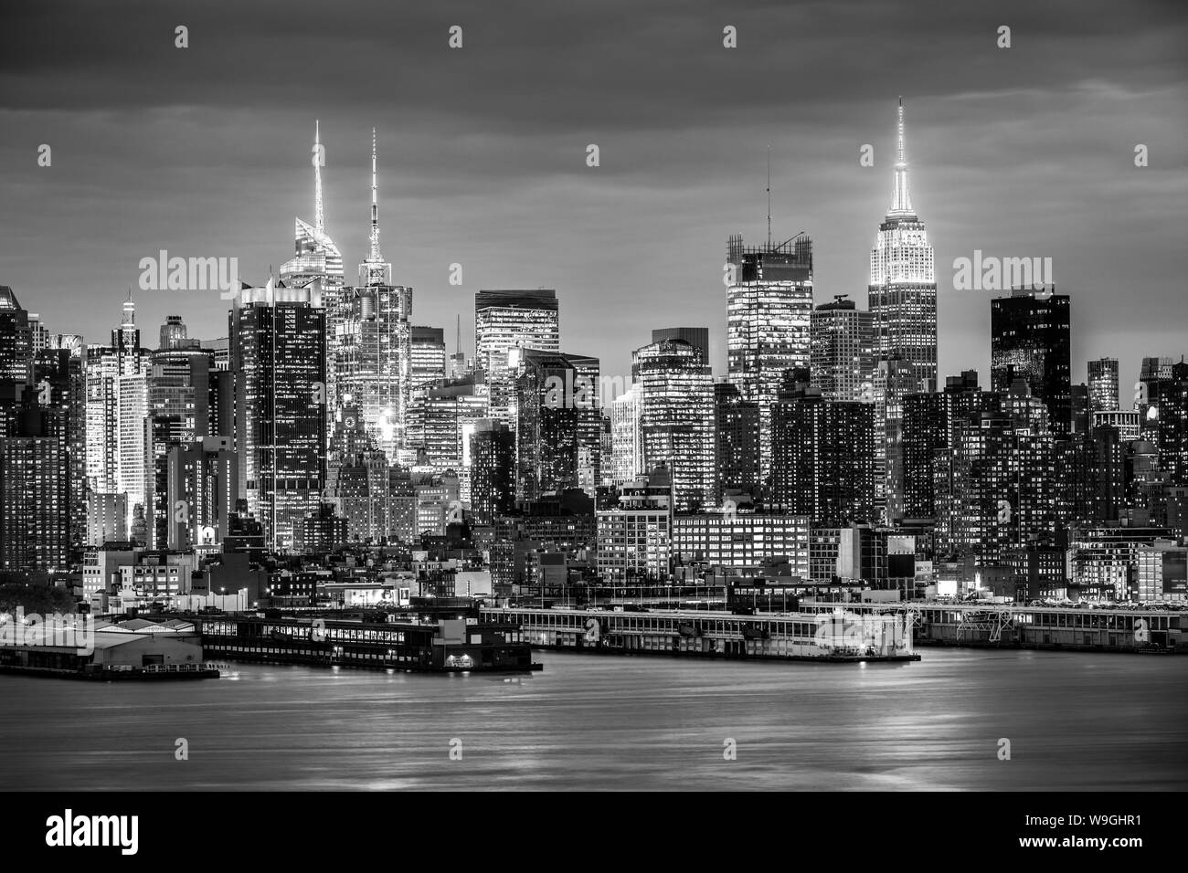 West New York City Midtown Manhattan Skyline Blick vom Boulevard East alte Herrlichkeit Park über den Hudson River in der Abenddämmerung. Stockfoto