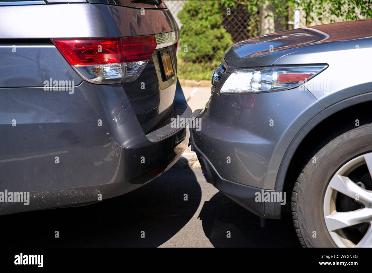 Autos berühren Stoßfänger an einem ruhigen Parkplatz ist ein typischer Anblick in einem großen überfüllten Stadt. Stockfoto